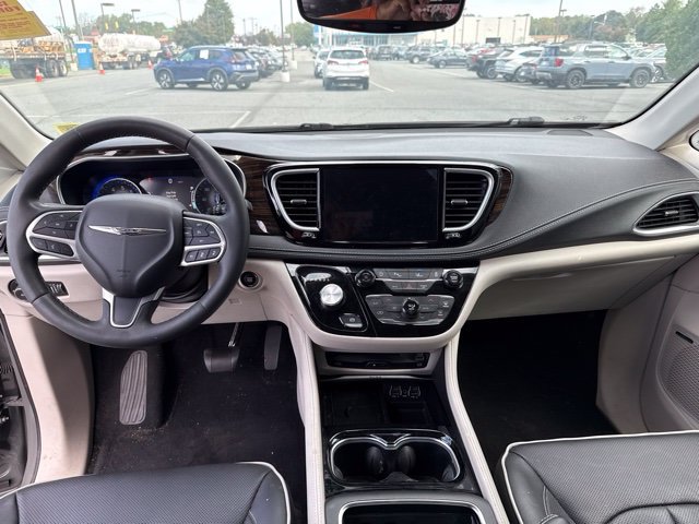 Used 2023 Chrysler Pacifica Limited w/ Uconnect Theater Family Group FWD image 12