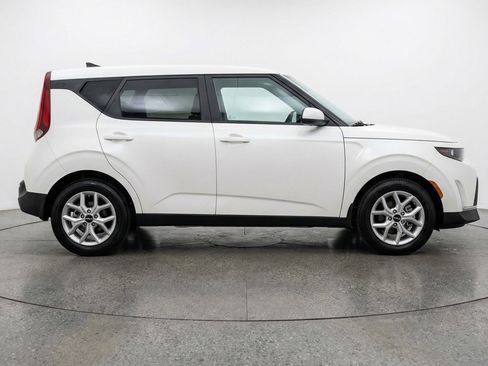 Used 2025 Kia Soul LX w/ LX Technology Package FWD image 11