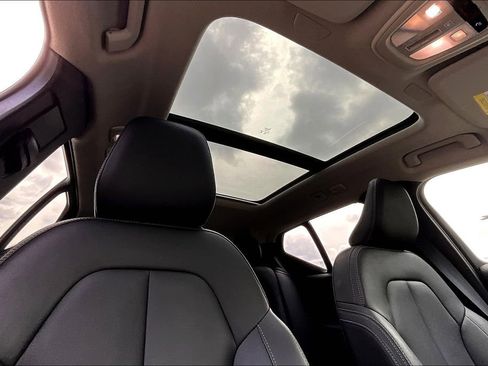 Used 2024 Volvo XC40 B5 Core image 23