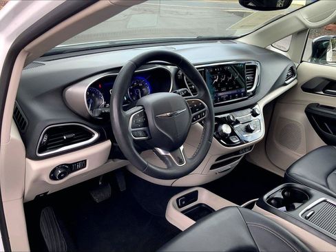 Certified 2024 Chrysler Pacifica Touring-L FWD image 14