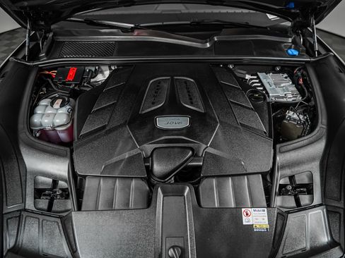 Certified 2023 Porsche Cayenne AWD/4WD image 12