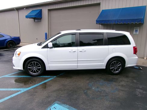 Used 2017 Dodge Grand Caravan SXT FWD image 3