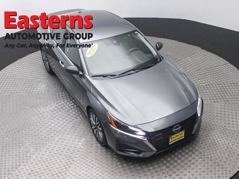 Used 2025 Nissan Altima 2.5 SV FWD image 3