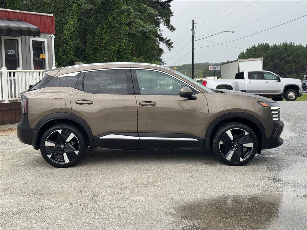 Used 2025 Nissan Kicks SR AWD/4WD image 2