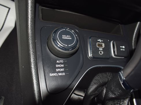 Used 2023 Jeep Cherokee Altitude Lux image 17