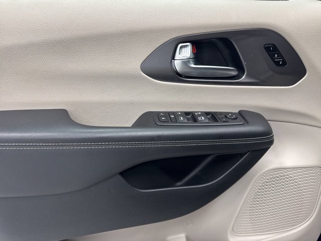 Used 2023 Chrysler Pacifica Touring-L FWD image 9