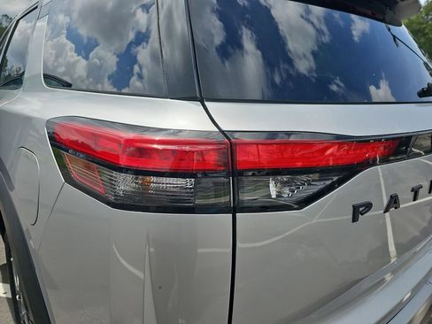 Used 2023 Nissan Pathfinder SL w/ SL Premium Package FWD image 40