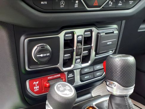 Used 2024 Jeep Gladiator Mojave AWD/4WD image 22