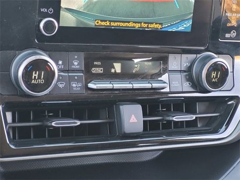 Used 2023 Toyota Highlander LE image 23
