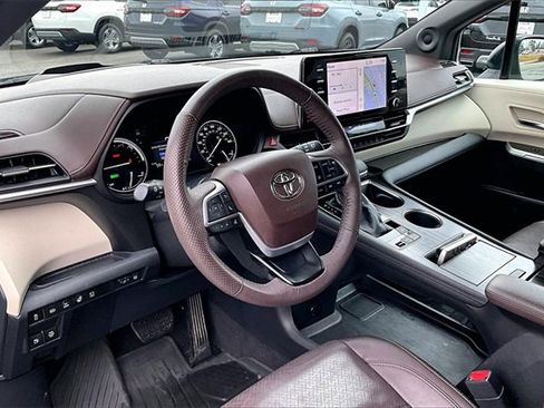 Used 2022 Toyota Sienna Platinum image 14