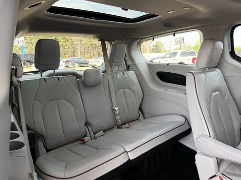Used 2020 Chrysler Pacifica Limited image 27