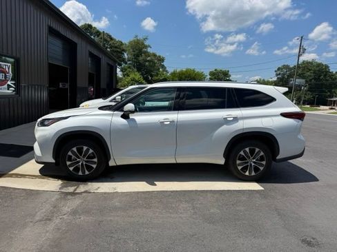 Used 2020 Toyota Highlander XLE FWD image 2