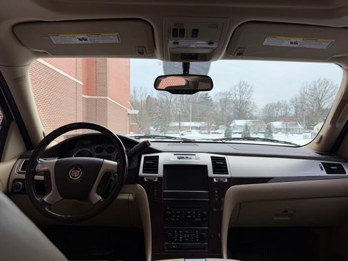 Used 2011 Cadillac Escalade Luxury image 9