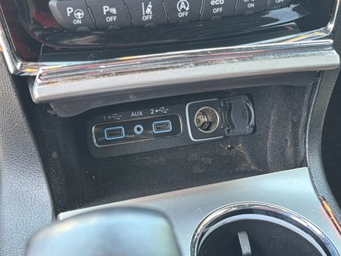 Used 2019 Jeep Grand Cherokee Overland AWD/4WD image 12
