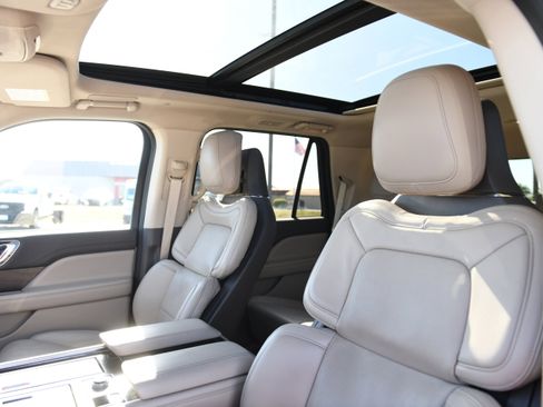 Used 2022 Lincoln Navigator Reserve AWD/4WD image 17