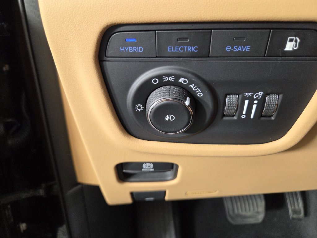 Used 2023 Jeep Grand Cherokee Summit AWD/4WD image 19
