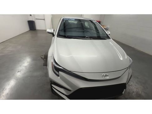 Used 2025 Toyota Corolla SE FWD image 3