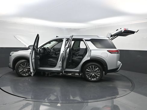 Used 2024 Nissan Pathfinder SL w/ SL Premium Package FWD image 39