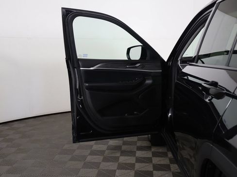 Used 2023 Jeep Grand Cherokee Limited AWD/4WD image 19