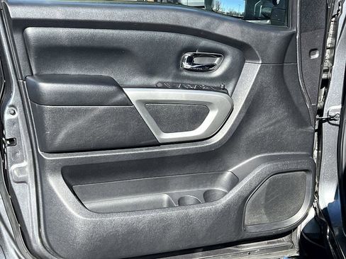 Used 2018 Nissan Titan SV w/ SV Convenience Package image 19