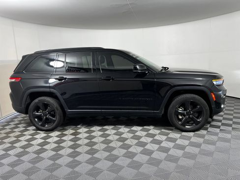 Used 2023 Jeep Grand Cherokee Limited w/ Luxury Tech Group II AWD/4WD image 4