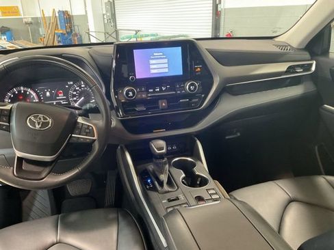 Used 2023 Toyota Highlander XLE image 12