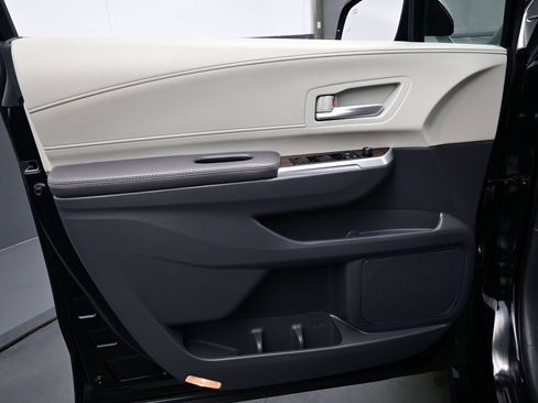Used 2024 Toyota Sienna XLE FWD image 9