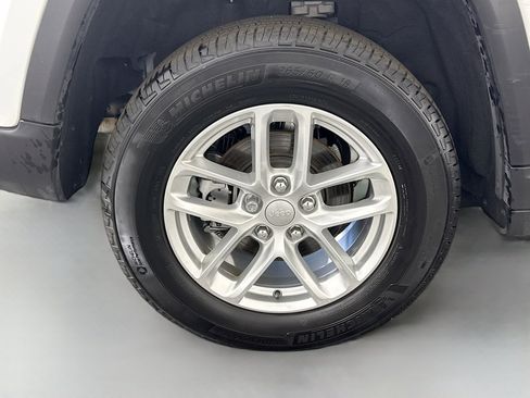 Used 2024 Jeep Grand Cherokee Laredo X image 33