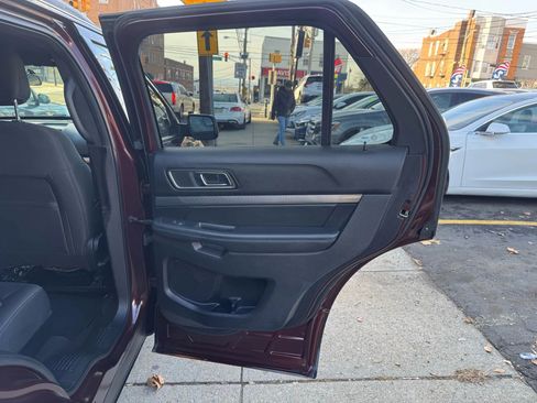 Used 2019 Ford Explorer XLT image 18