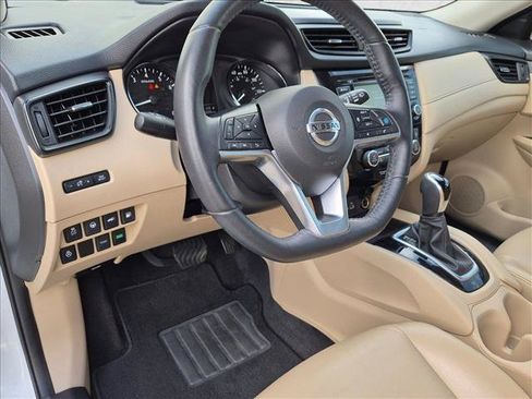 Used 2019 Nissan Rogue SV w/ Premium Package FWD image 10