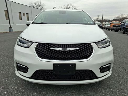 Used 2023 Chrysler Pacifica Touring-L image 2