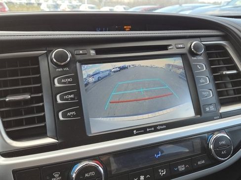 Used 2018 Toyota Highlander SE image 8