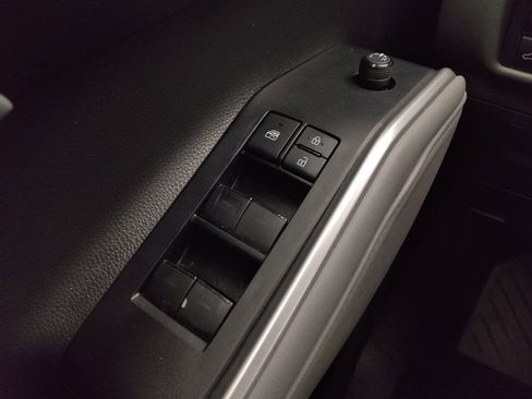 Used 2021 Toyota Highlander XLE image 27