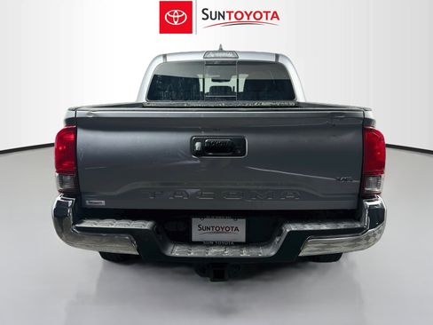 Used 2018 Toyota Tacoma TRD Off-Road AWD/4WD image 5