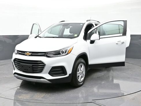 Certified 2022 Chevrolet Trax LT w/ LT Convenience Package image 36