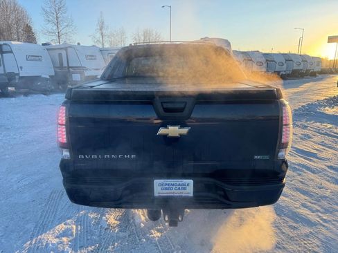 Used 2011 Chevrolet Avalanche LS image 4