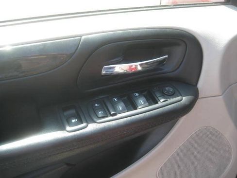 Used 2016 Dodge Grand Caravan SXT FWD image 17