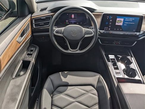 Used 2025 Volkswagen Atlas SE image 16