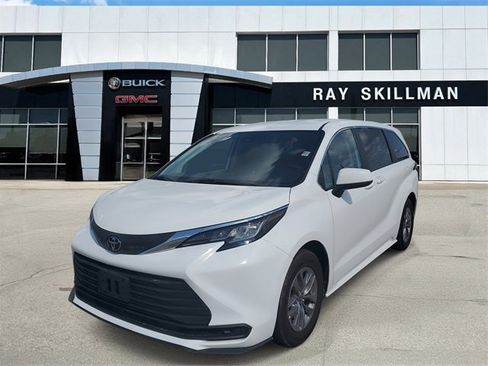 Used 2022 Toyota Sienna LE image 2