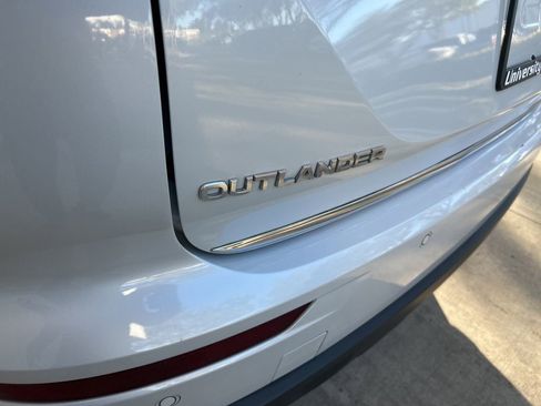 Used 2022 Mitsubishi Outlander ES image 16