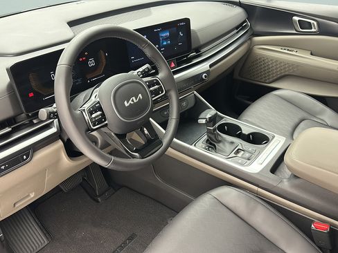 Used 2025 Kia Carnival FWD image 11