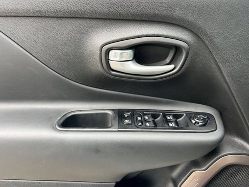 Used 2023 Jeep Renegade Latitude AWD/4WD image 12