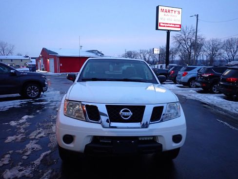 Used 2014 Nissan Frontier SV image 2