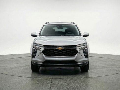 Used 2025 Chevrolet Trax LT w/ LT Convenience Package FWD image 2