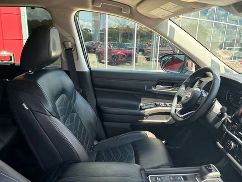 Used 2024 Nissan Pathfinder Platinum FWD image 10