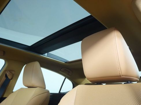 Used 2022 Lexus ES 350 w/ Premium Package FWD image 11