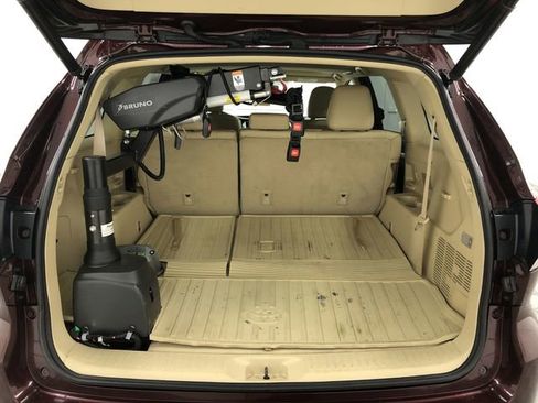 Used 2019 Toyota Highlander XLE image 25