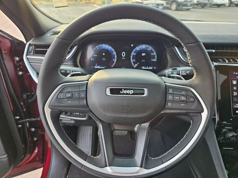 New 2025 Jeep Grand Cherokee Altitude image 17