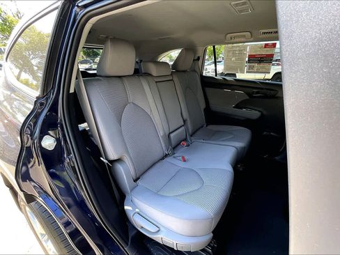 Used 2022 Toyota Highlander LE AWD/4WD image 20