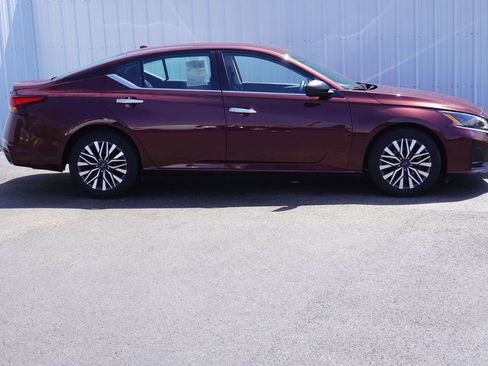 Used 2024 Nissan Altima 2.5 SV FWD image 2